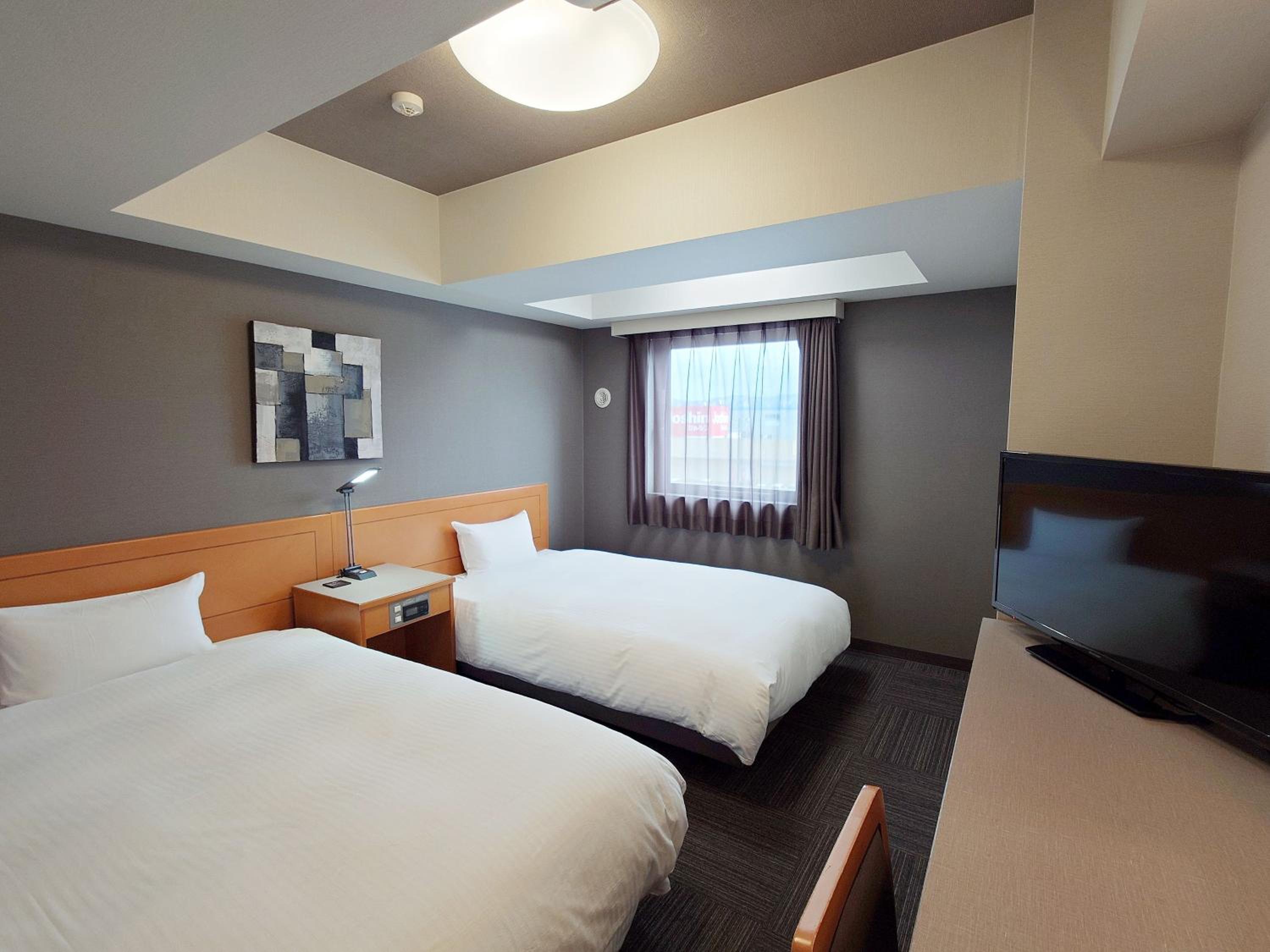 ROOM, TWIN BEDS, ELECTRONIC CIGARETTE ONLY, SMOKING