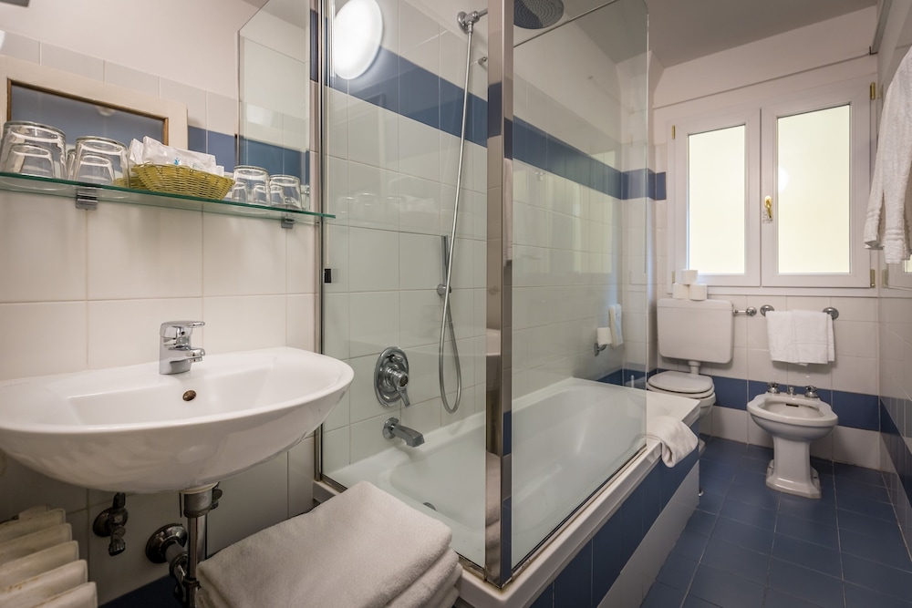 غرفة رباعية بسرير كوين وسريرين منفصلين، Hotel Alessandra 10/10
