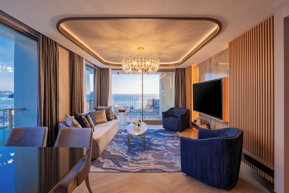 Merit Starlit Hotel & Residence 86/96