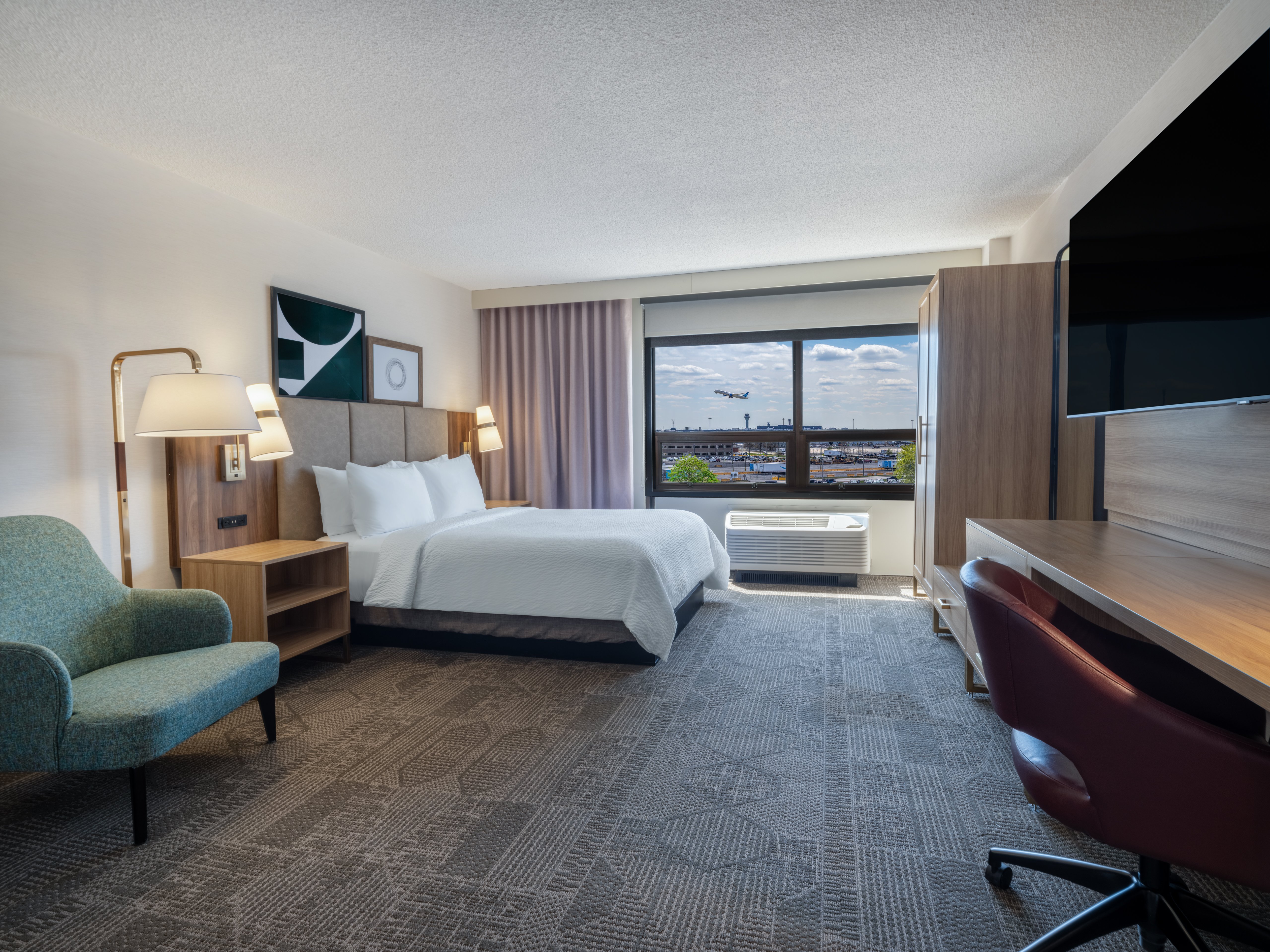 Studio, Suite, Queen Bed, Airport View