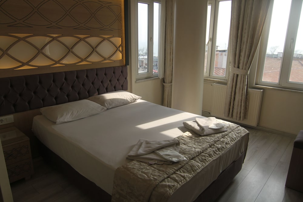 Grand Liza Hotel 12/49