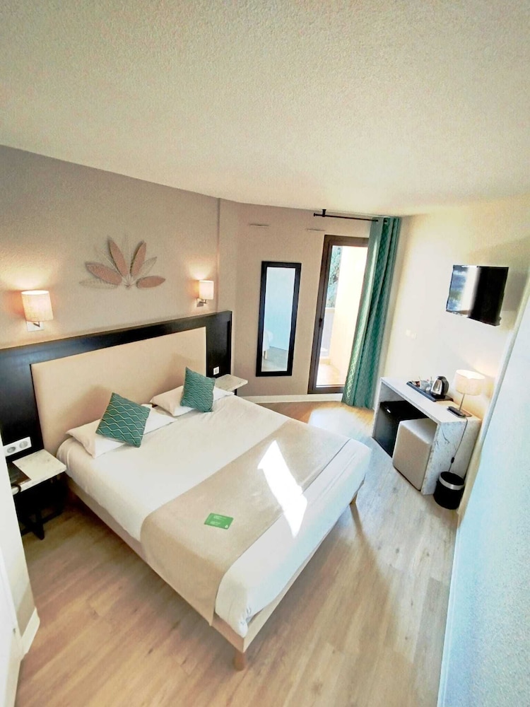 ROOM, DOUBLE BED, CITY SIDE