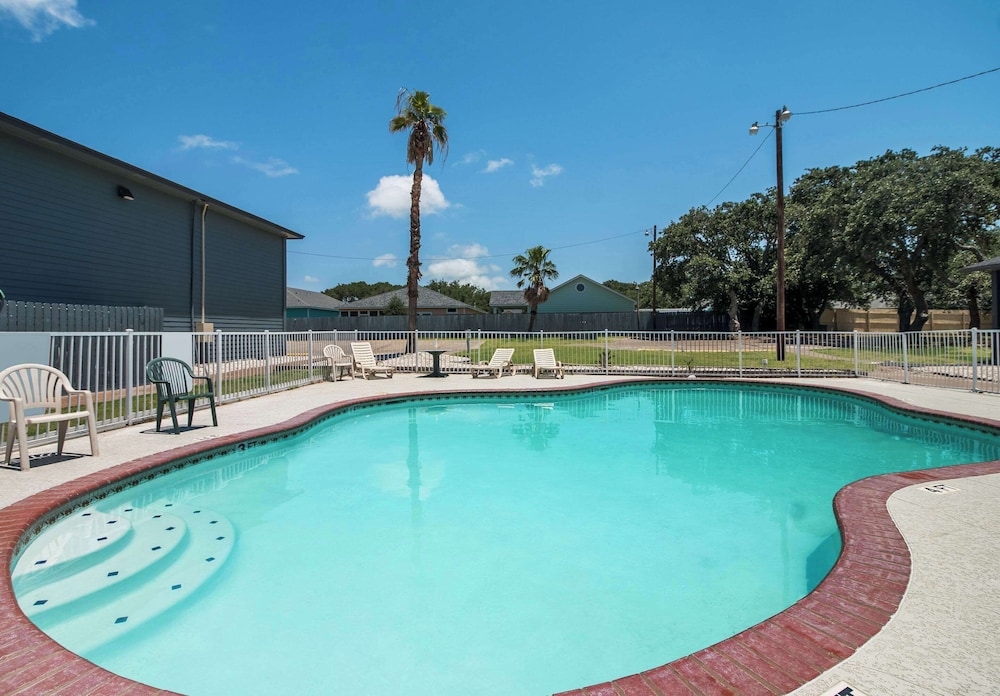 Econo Lodge Inn & Suites Fulton Rockport 14/41