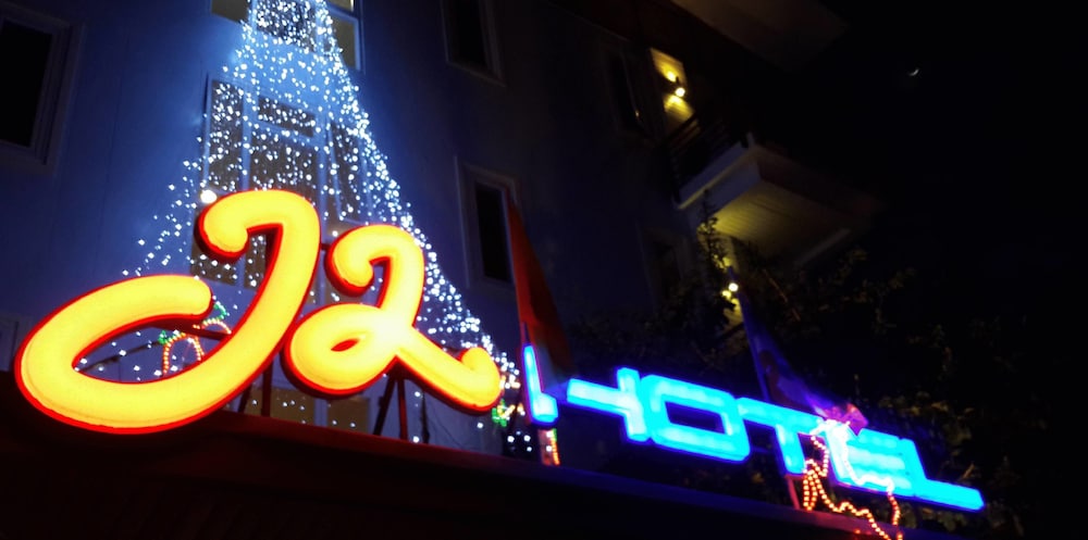 J2 Hotel 2/44