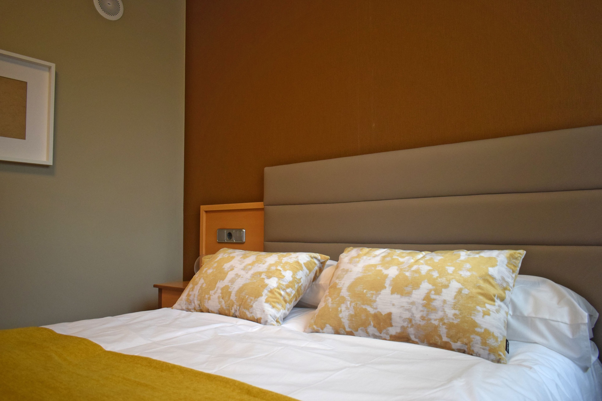 Room, Twin Beds, Courtyard View