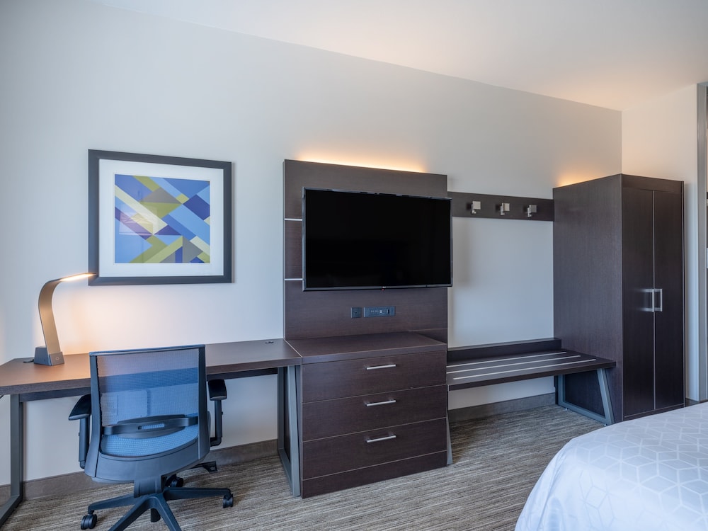 Holiday Inn Express and Suites Watertown 67/74