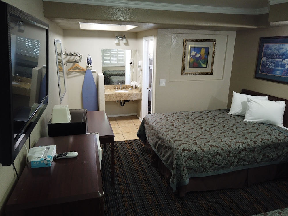 Little Boy Blue Motel 26/42