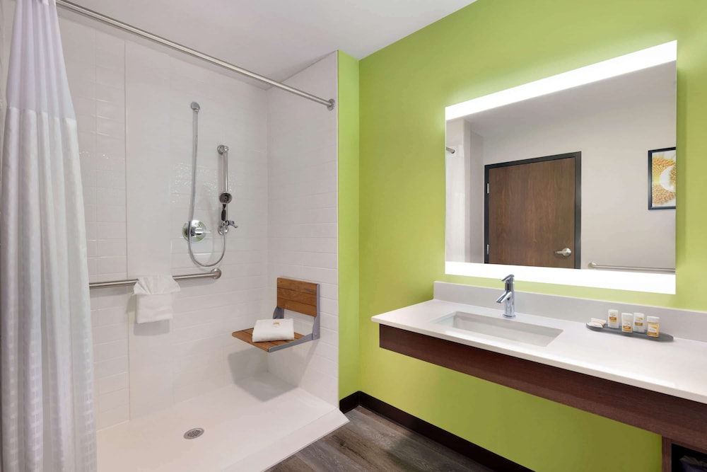 La Quinta Inn and Suites by Wyndham Braselton 15/60