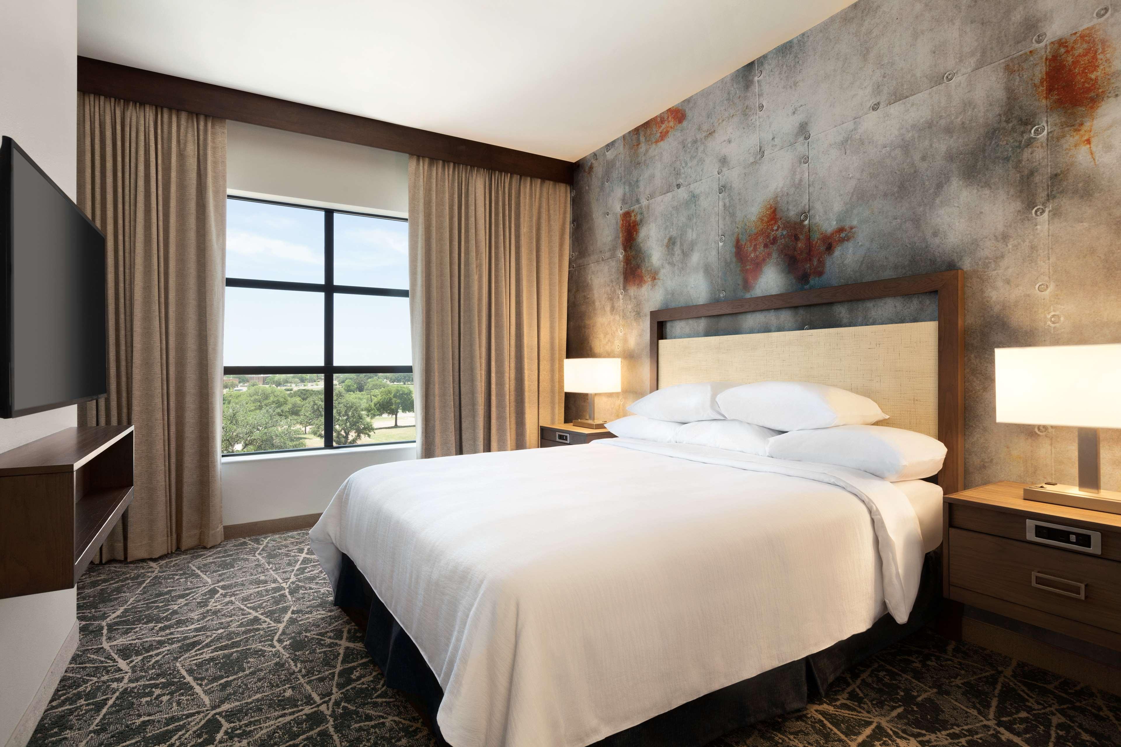 2 ROOMS, DELUXE, SUITE, KING BED, ACCESSIBLE