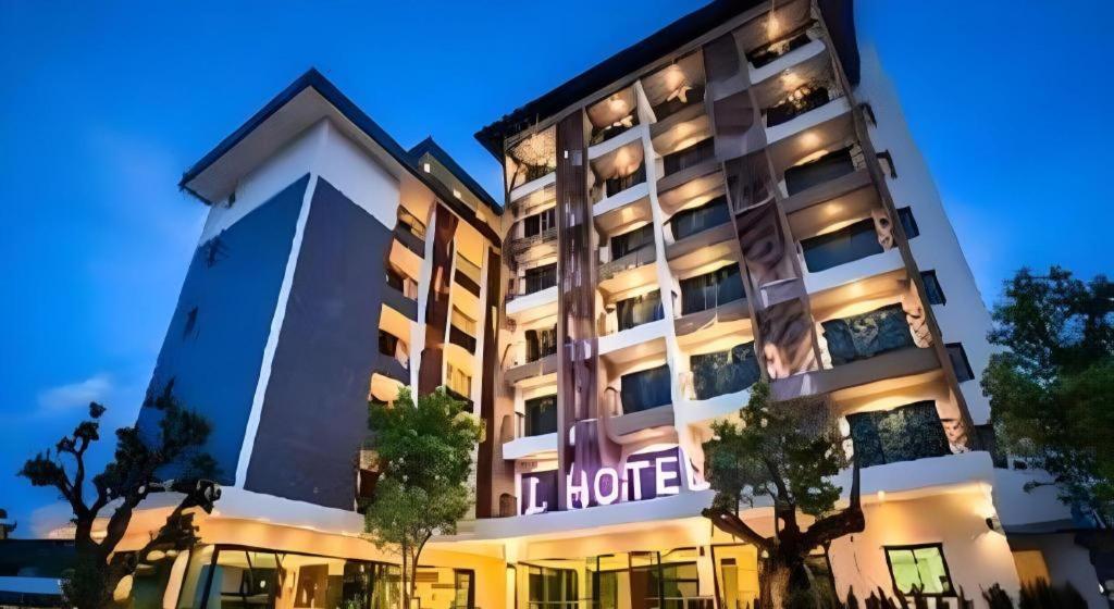 L Hotel 8/58