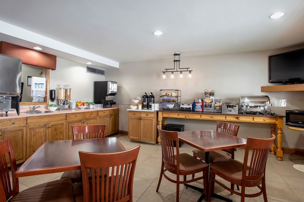 Travelodge Suites by Wyndham Regina / Eastgate Bay 52/71