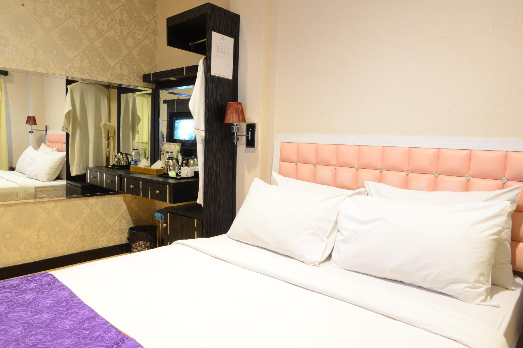 Deluxe, Double Bed, Partial Smoking