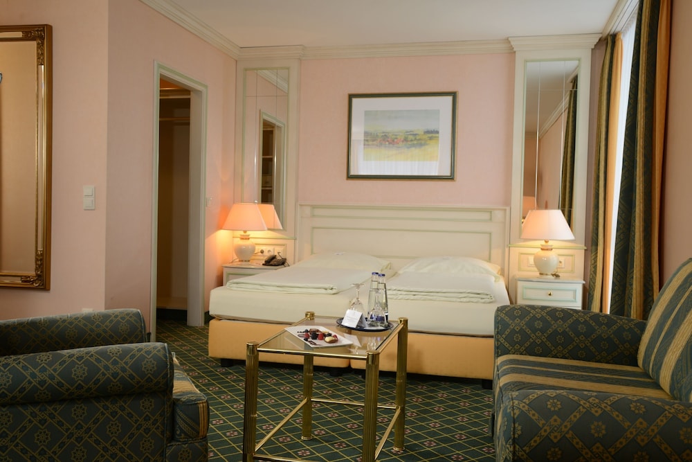 Monarch Hotel 44/68