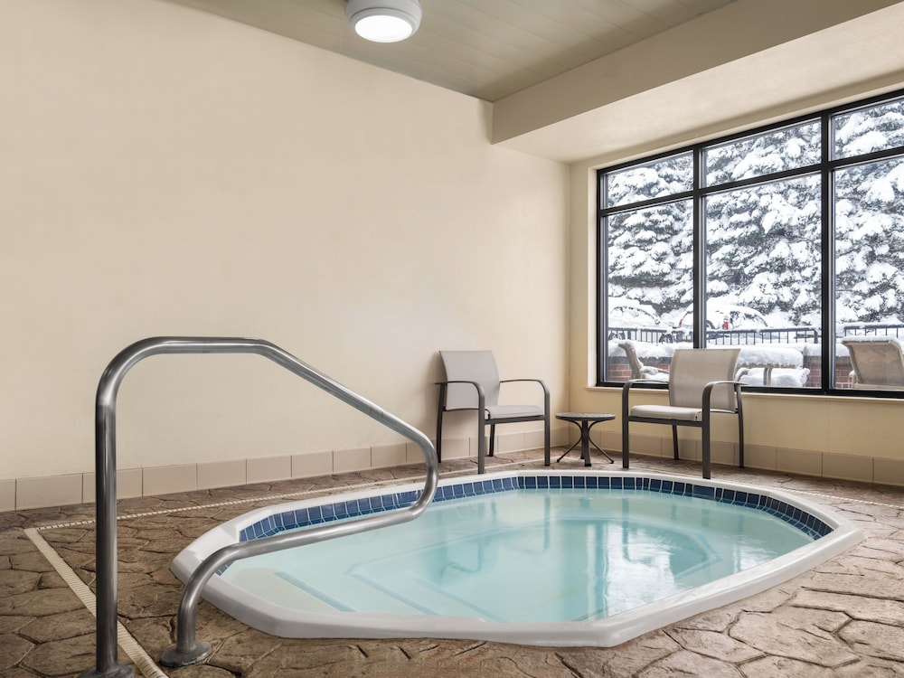 Holiday Inn Express Meadville(I-79 Exit 147a) 29/63