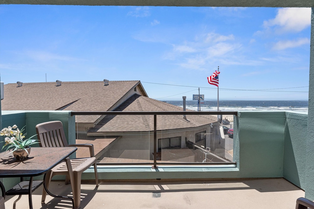 Beach House Inn & Suites 38/50