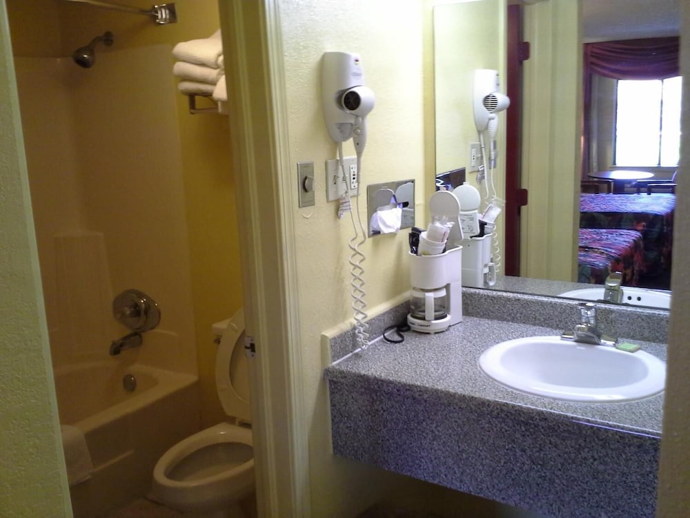 TRAVELODGE TULSA 7/17