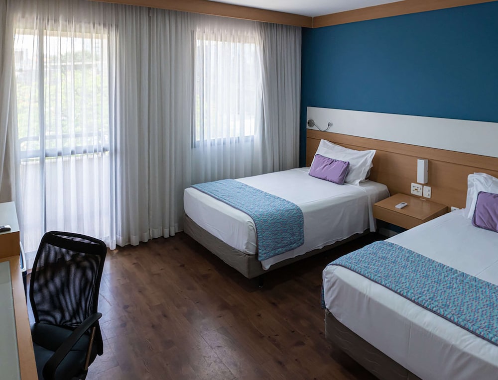 EXECUTIVE, TWIN BEDS