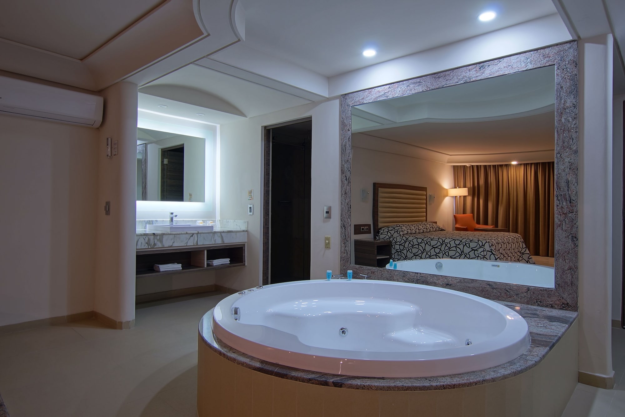 DELUXE, SUITE, KING BED, JETTED TUB