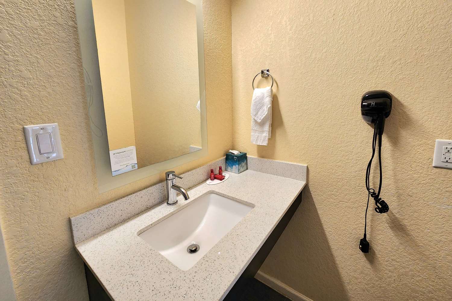 Days Inn By Wyndham Freeport 32/34