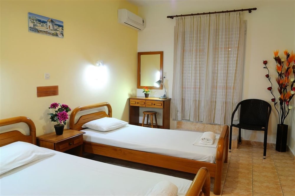 NIKOS 2 STUDIOS AND APARTMENTS 7/25