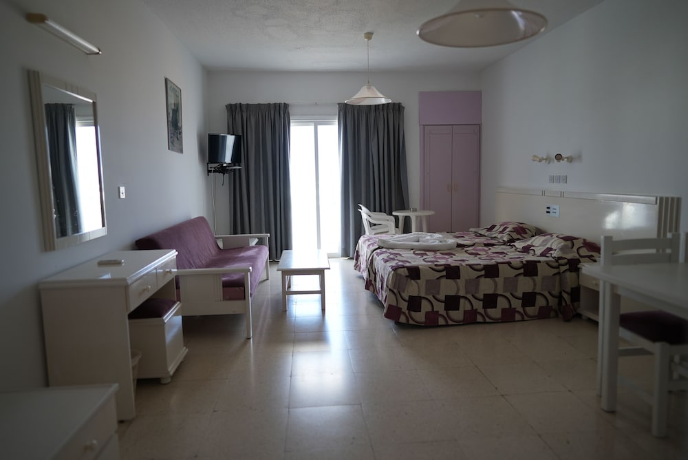 Astreas Beach Hotel 8/50
