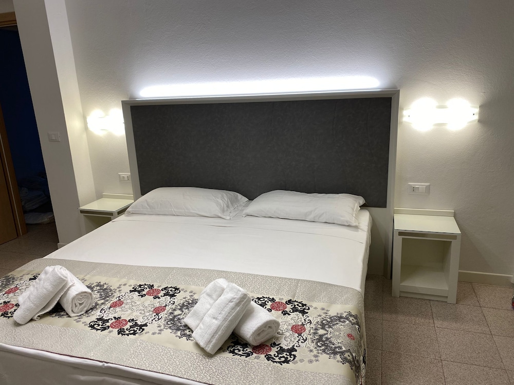 ROOM, QUADRUPLE, DOUBLE AND TWIN BEDS, ANNEX