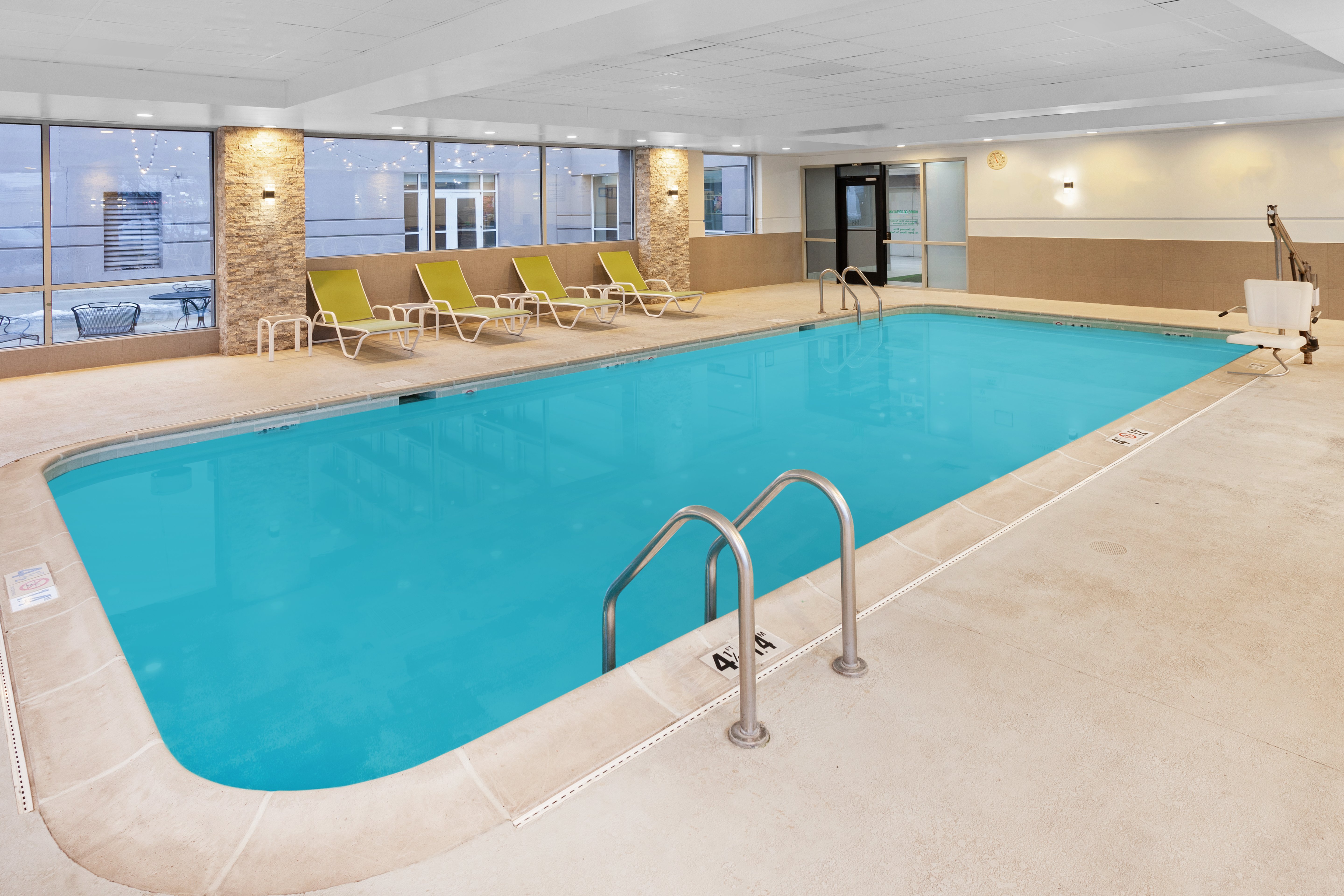 HOLIDAY INN CHICAGO OAKBROOK 35/63