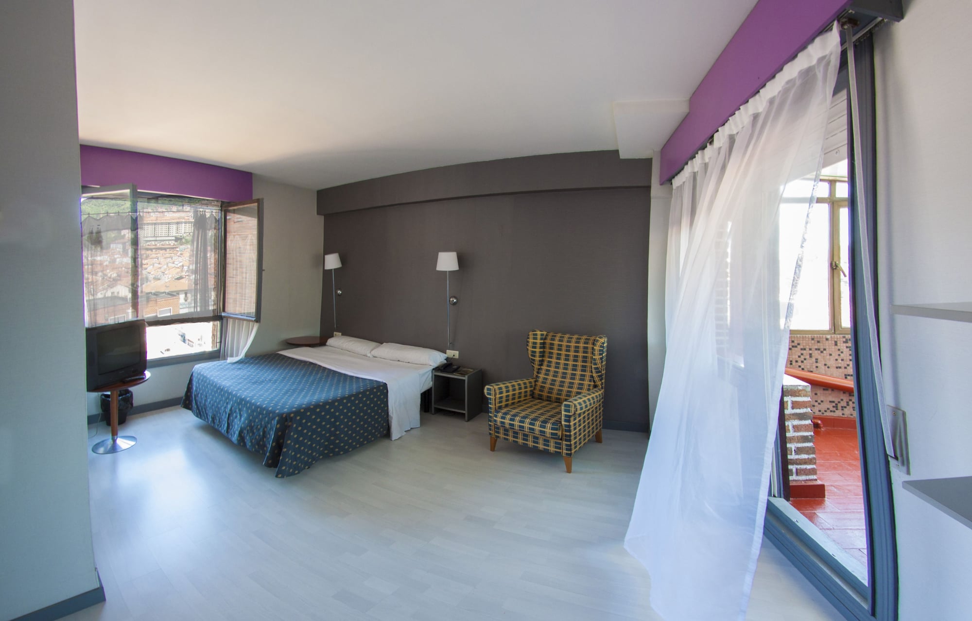 ROOM, DOUBLE BED