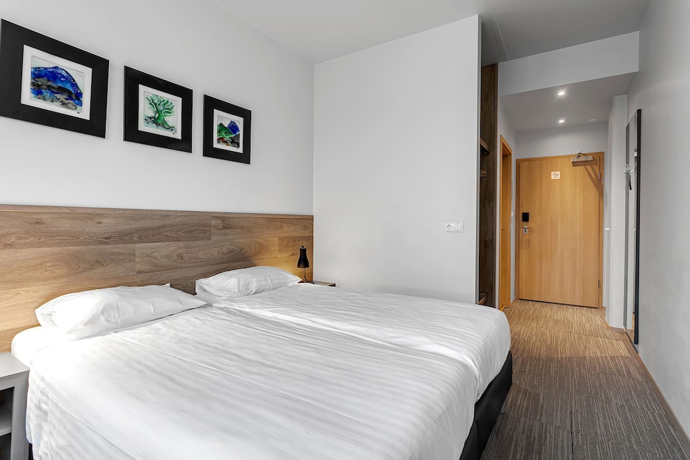 STANDARD, DOUBLE OR TWIN BED, HOT TUB