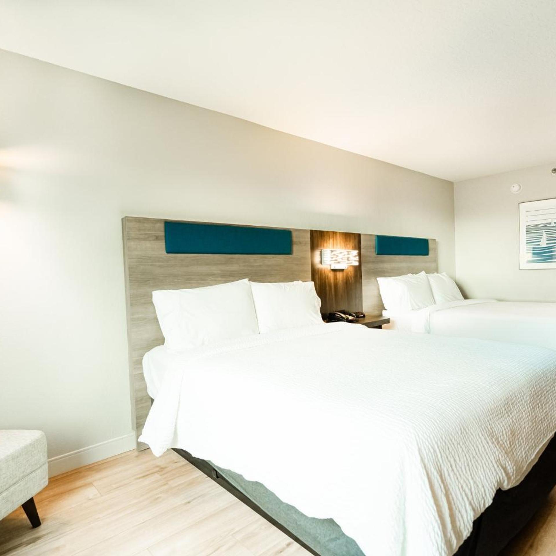 2 Bedrooms, Suite, 1 King and 2 Queen Beds, Sofa
