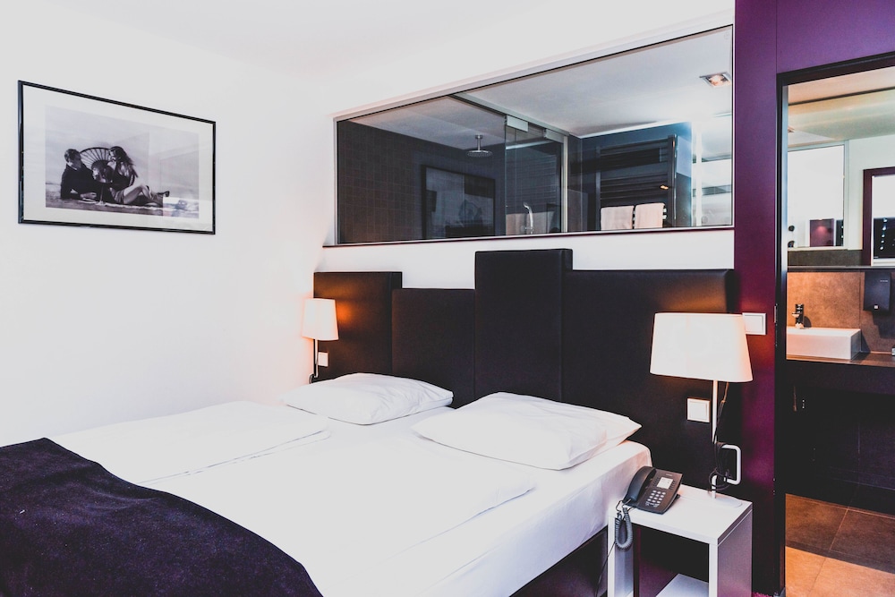 ROOM, DOUBLE OR TWIN BED