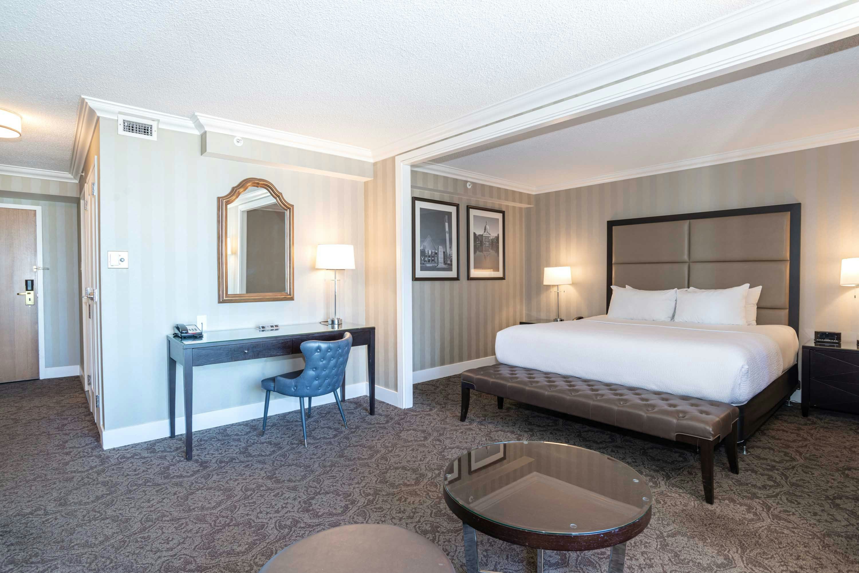 غرفة غراند بريميوم بسرير كينج في الطابق العلوي، Sandman Signature Edmonton Downtown Hotel 4/6