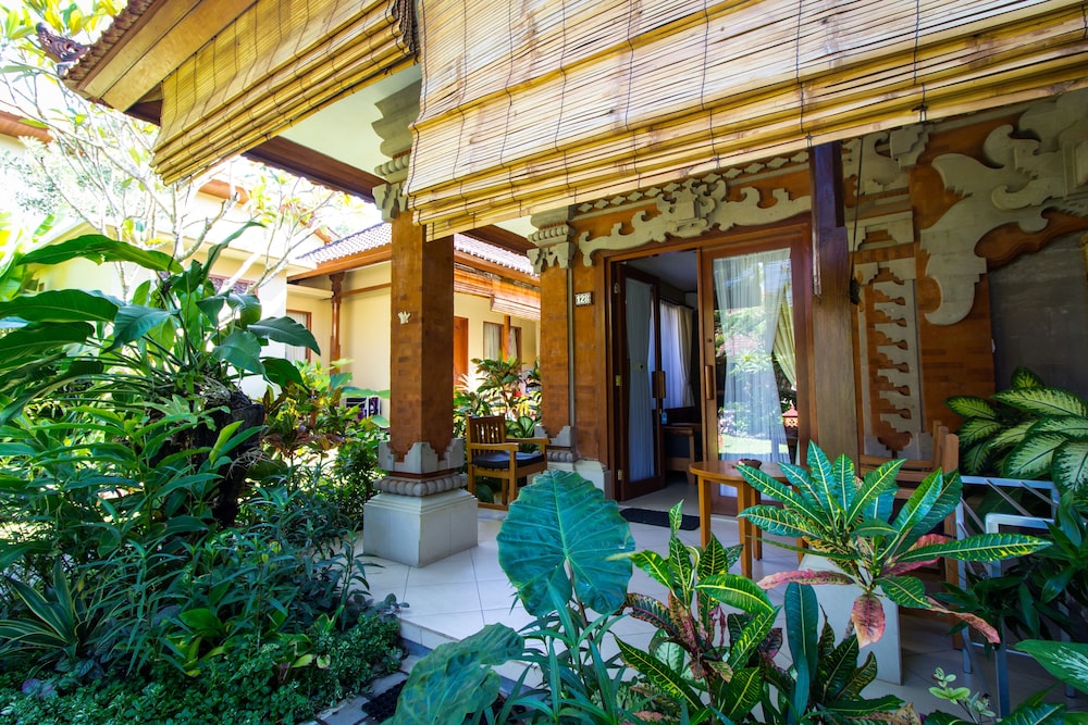 KUTA PURI BUNGALOW photo2