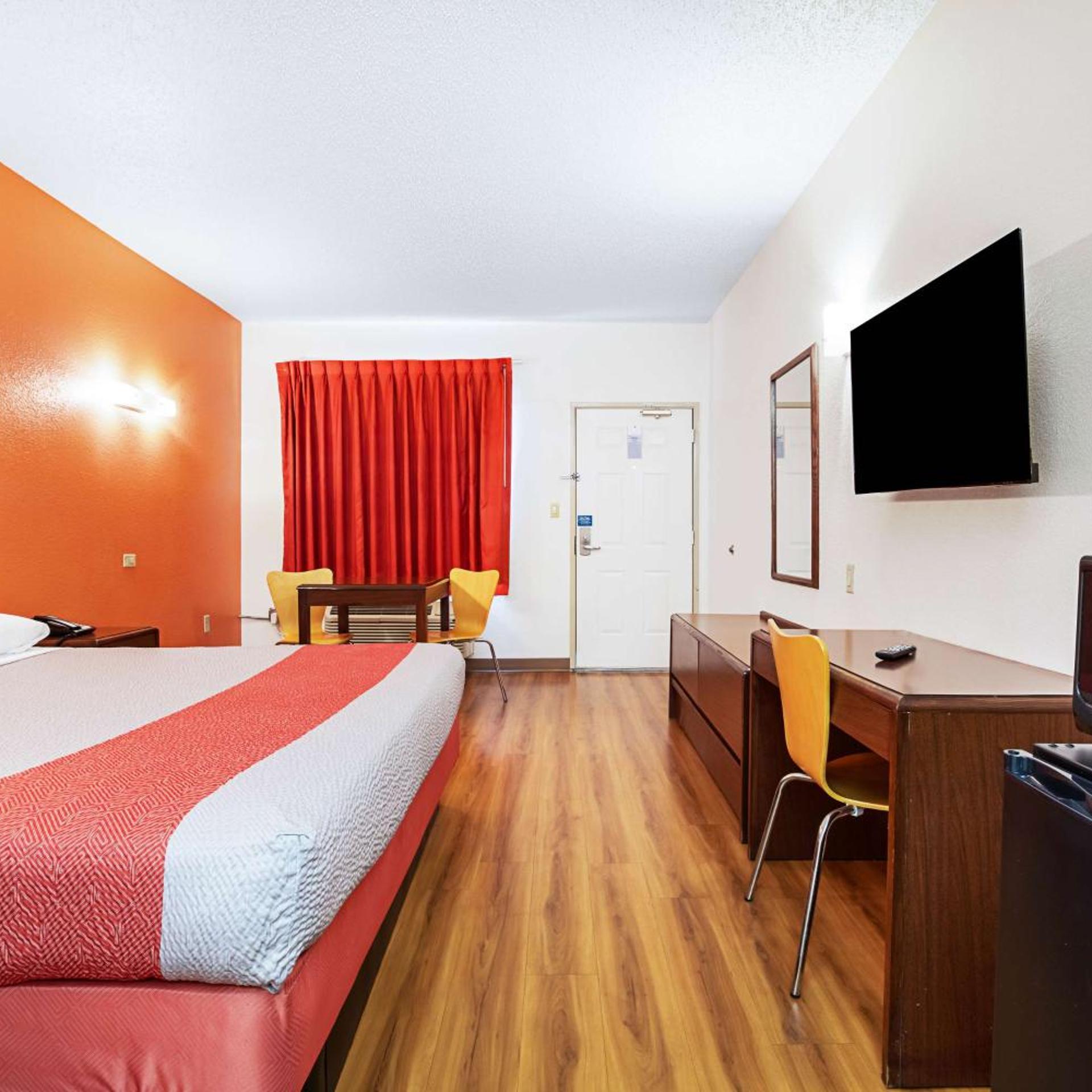 1 King Bed - Non-Smoking, Micfridge