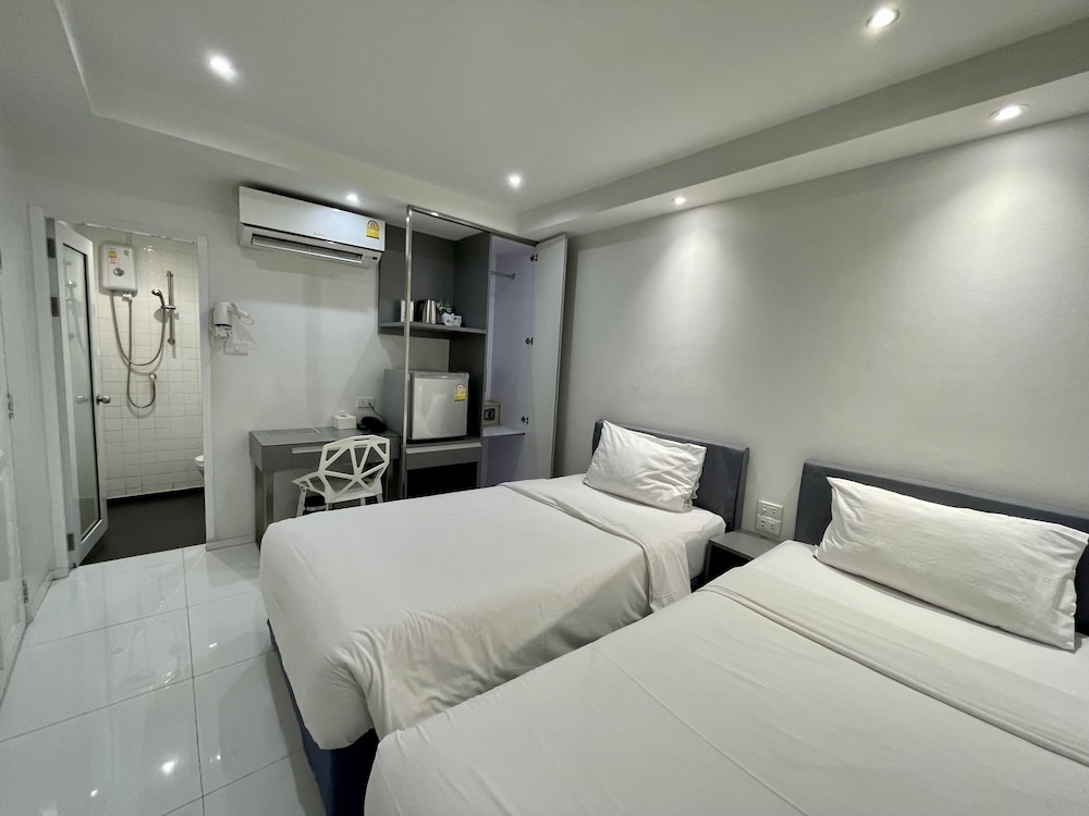 Room, Twin Beds, No Window