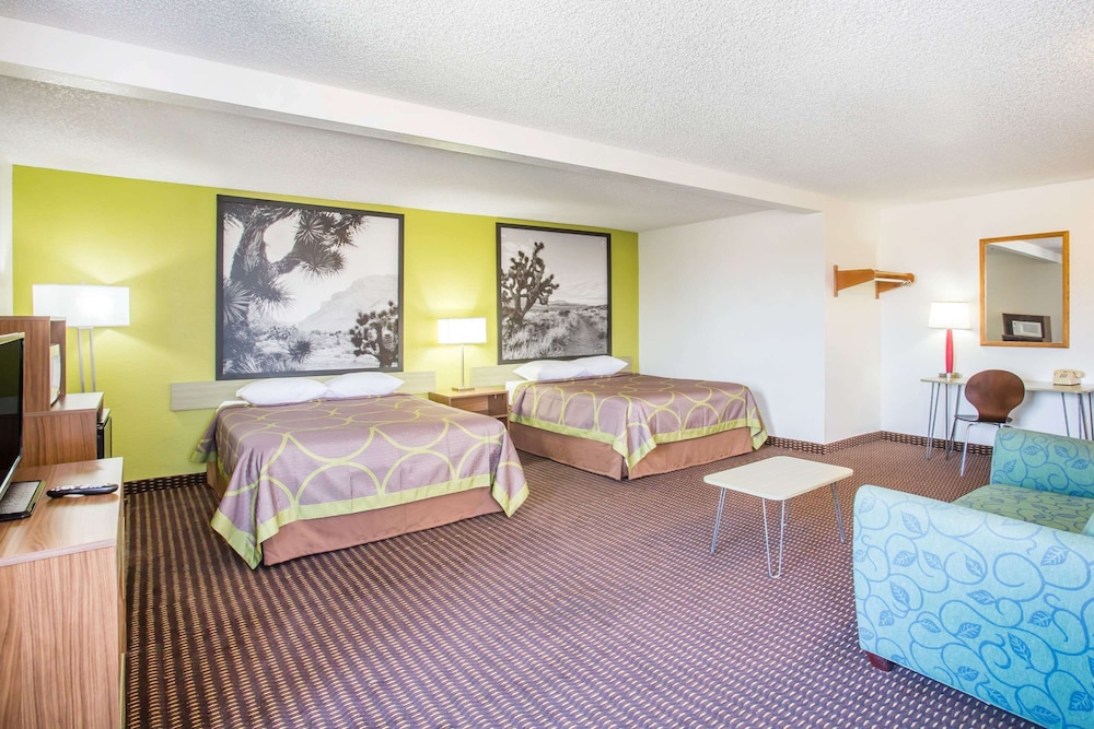 Super 8 By Wyndham Kingman 16/22
