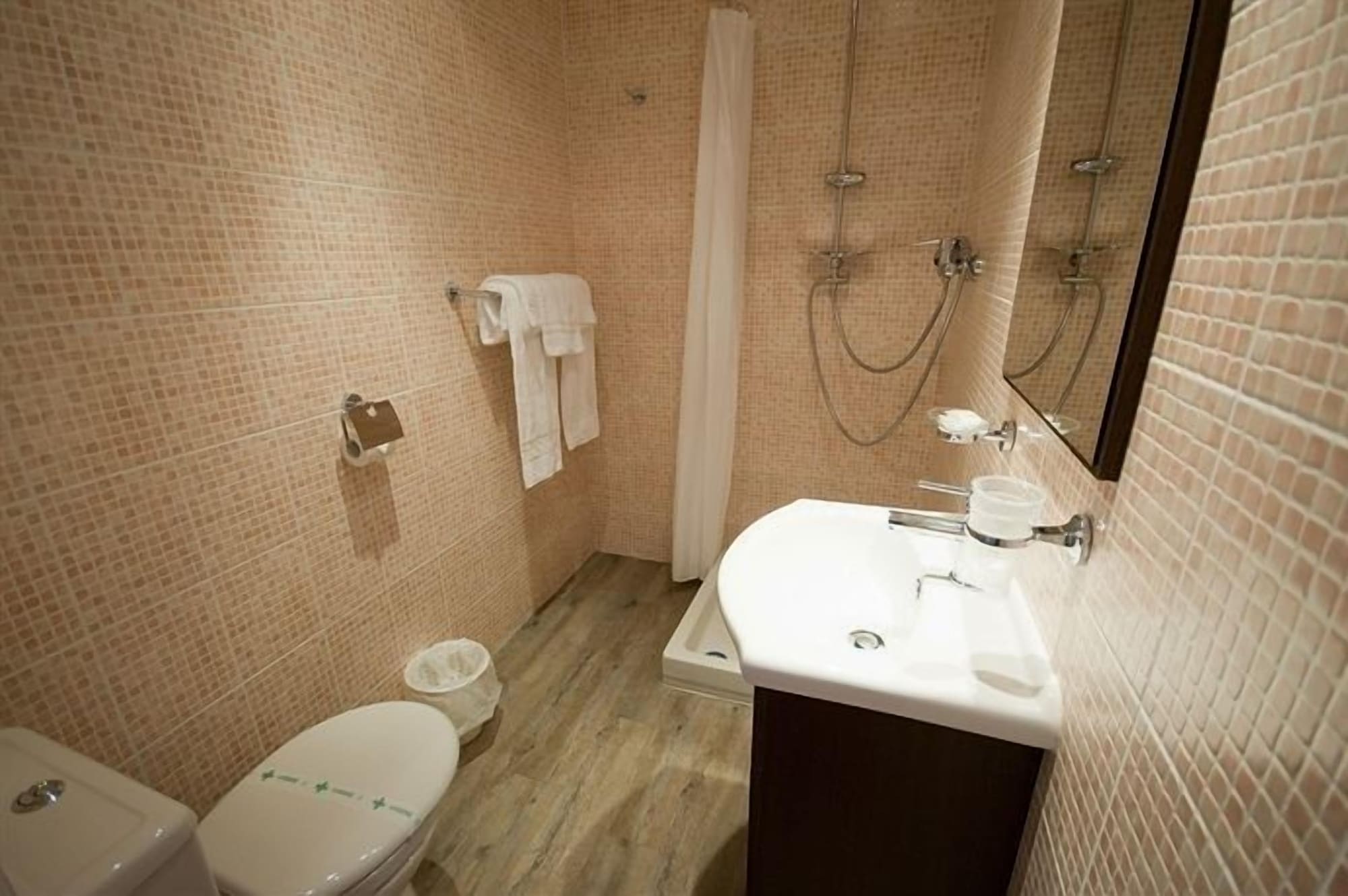 ROOM, QUADRUPLE
