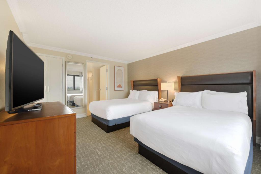 جناح بسريرين مزدوجين مع أريكة لذوي الإعاقة، Embassy Suites by Hilton Anaheim Orange 3/5