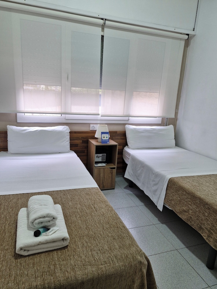 ROOM, TWIN BEDS, SHARED BATHROOM