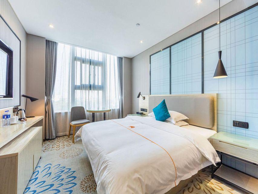 Elegant, Queen Bed