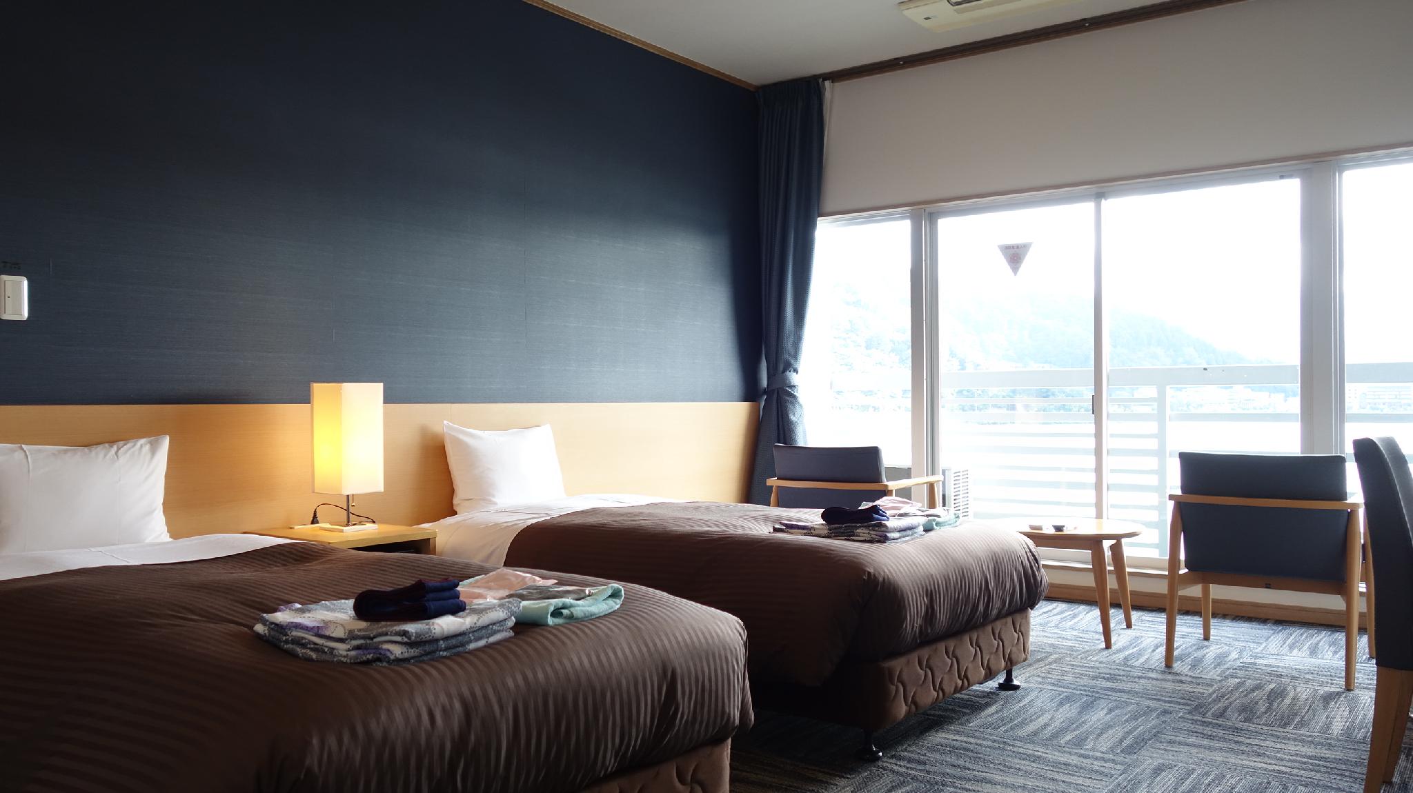 Western, Twin Beds, Lake View, Night View