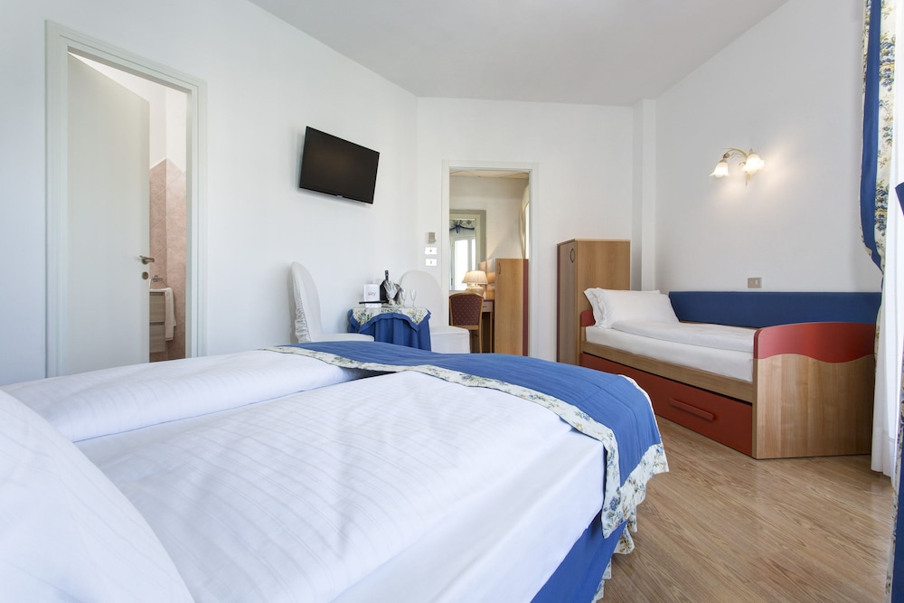 Hotel Cavalieri Palace 4/90