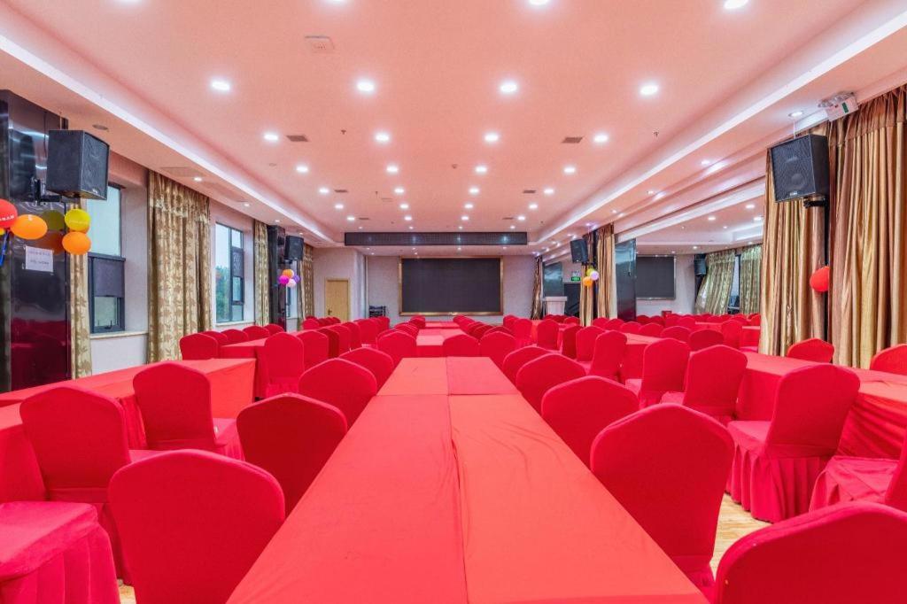 Kyriad Hotel (Yiyang Xiufeng Park) 37/39