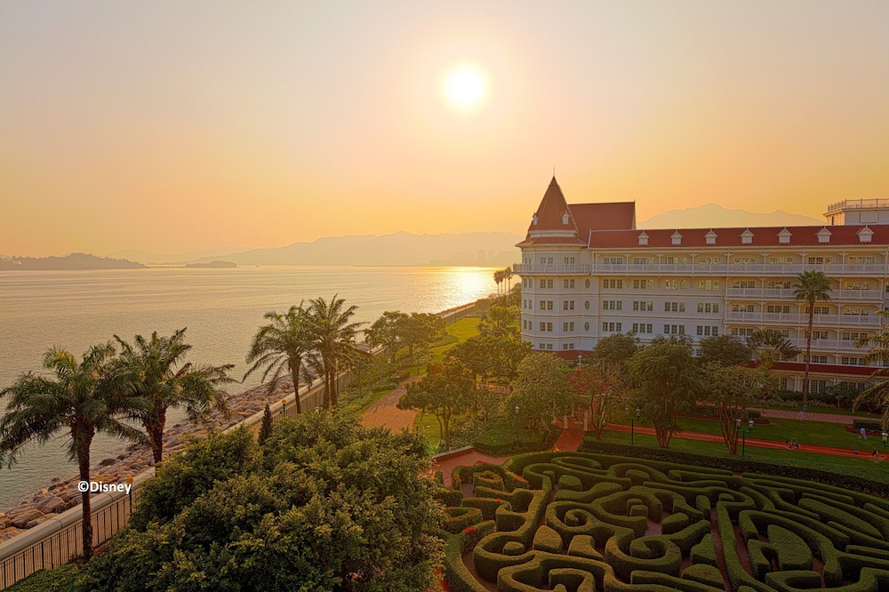 Hong Kong Disneyland Hotel 68/71