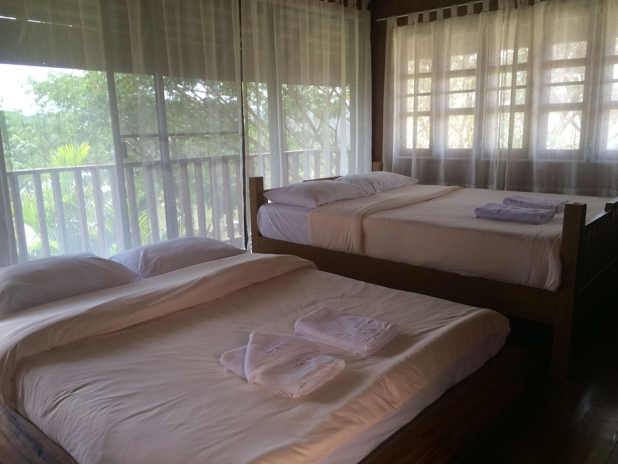 ROOM, TRIPLE, 2 KING BEDS