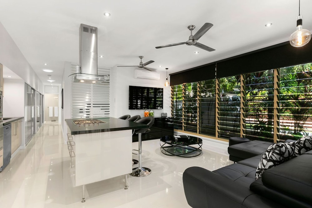 SANCTUARY PALM COVE 24/50