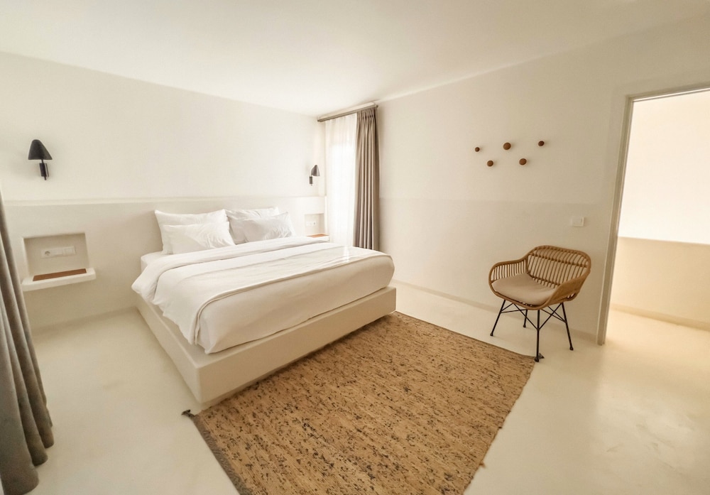 SUITE, QUEEN BED, GARDEN VIEW