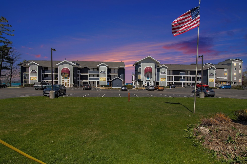 Pointes North Beachfront Hotel 68/72