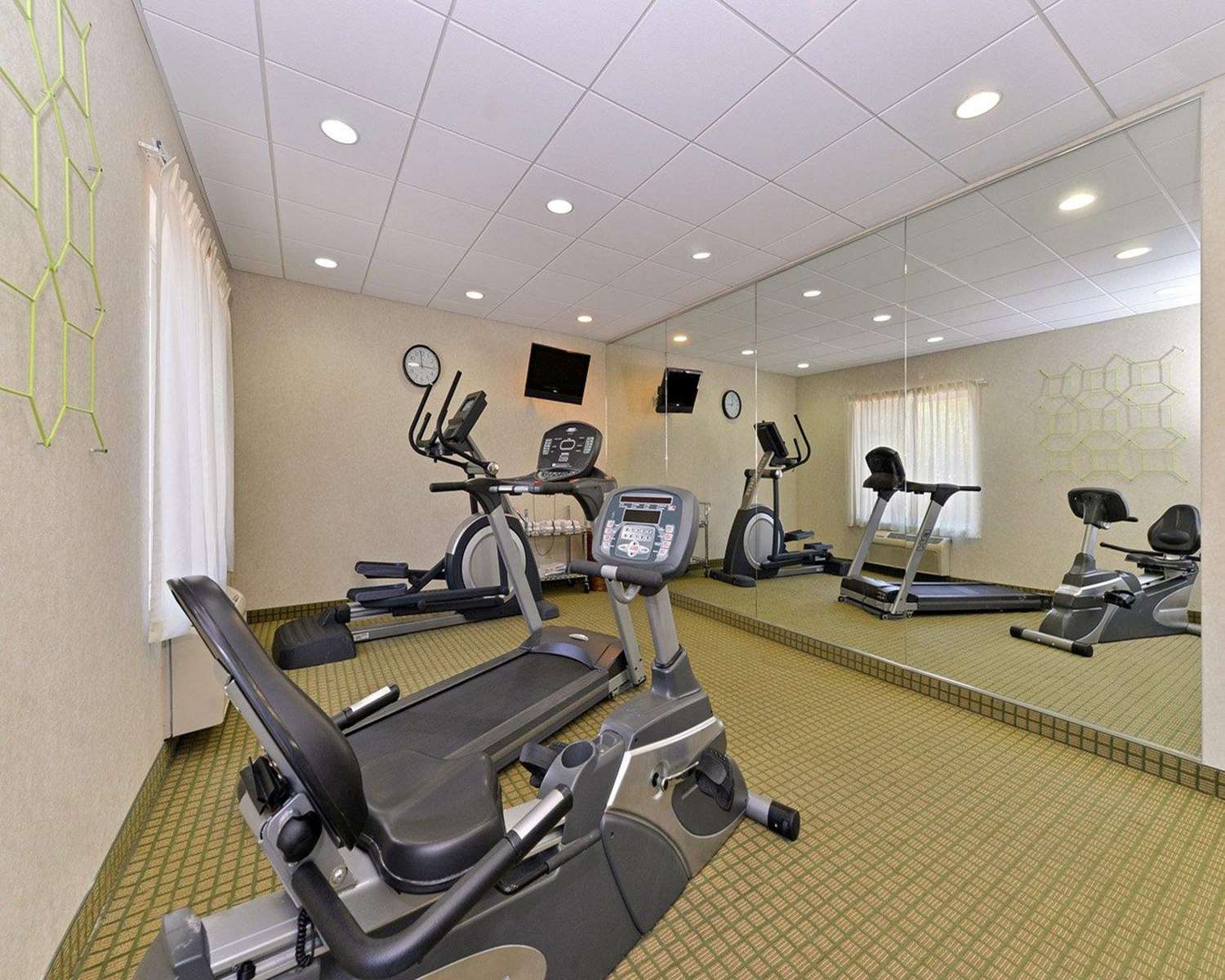 Quality Suites Stratford CT 27/37