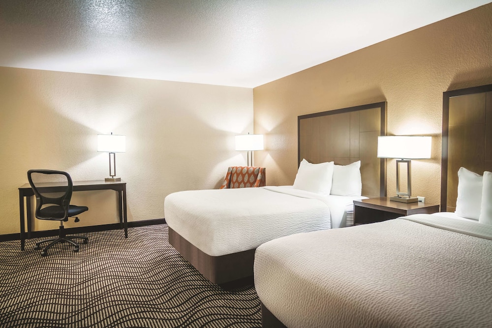 La Quinta Inn & Suites by Wyndham Las Vegas Red Rock 6/42